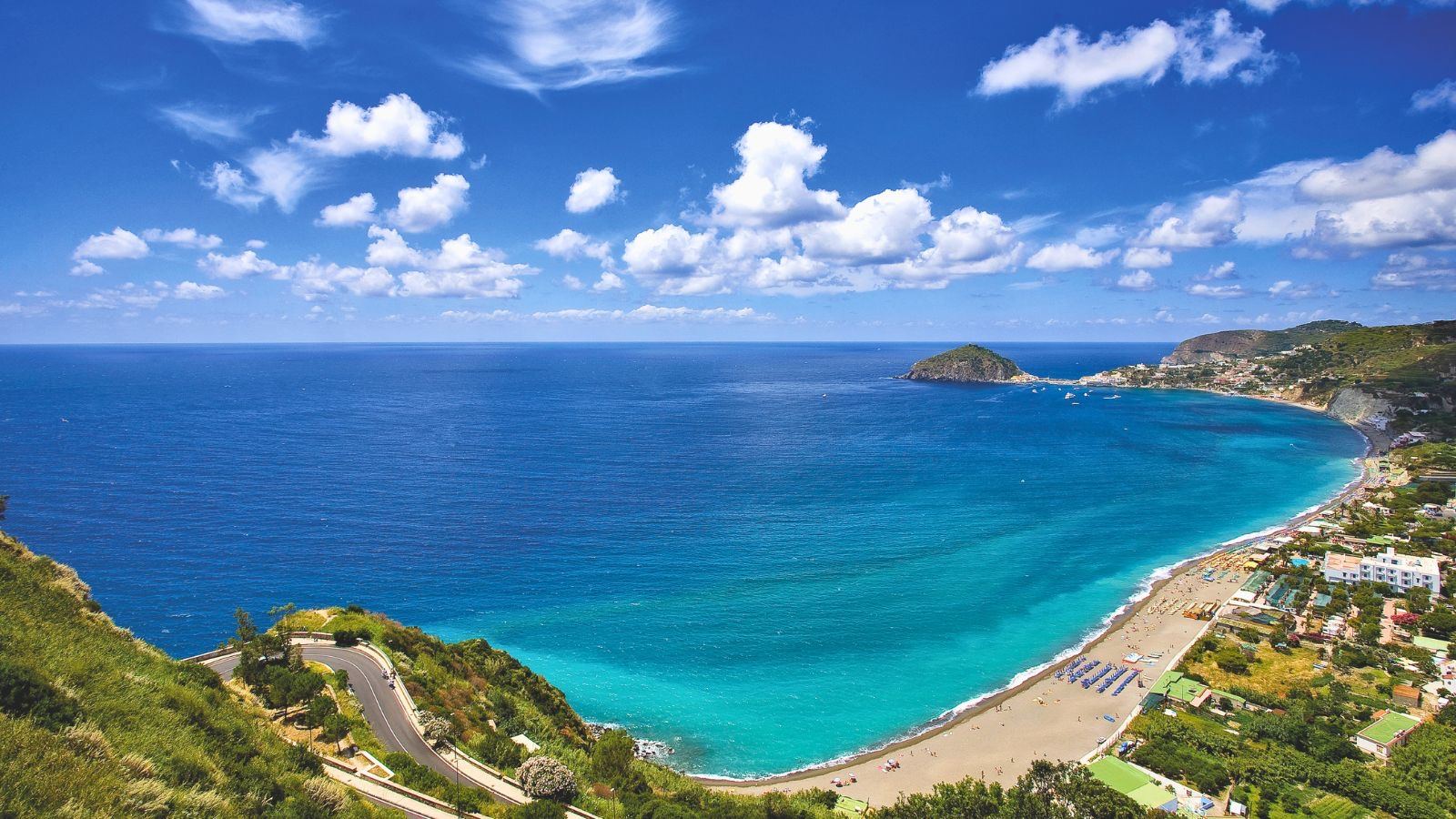 Spiaggia dei Maronti a Barano d'Ischia: il litorale più lungo dell'isola con sabbia chiara e acque turchesi visto dall'alto