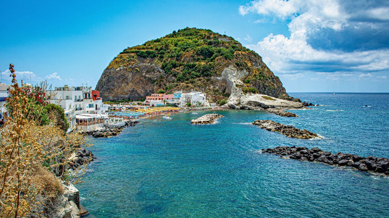 Sant'Angelo di Serrara Fontana Ischia: il promontorio vulcanico con il borgo marinaro, la spiaggia e le acque turchesi